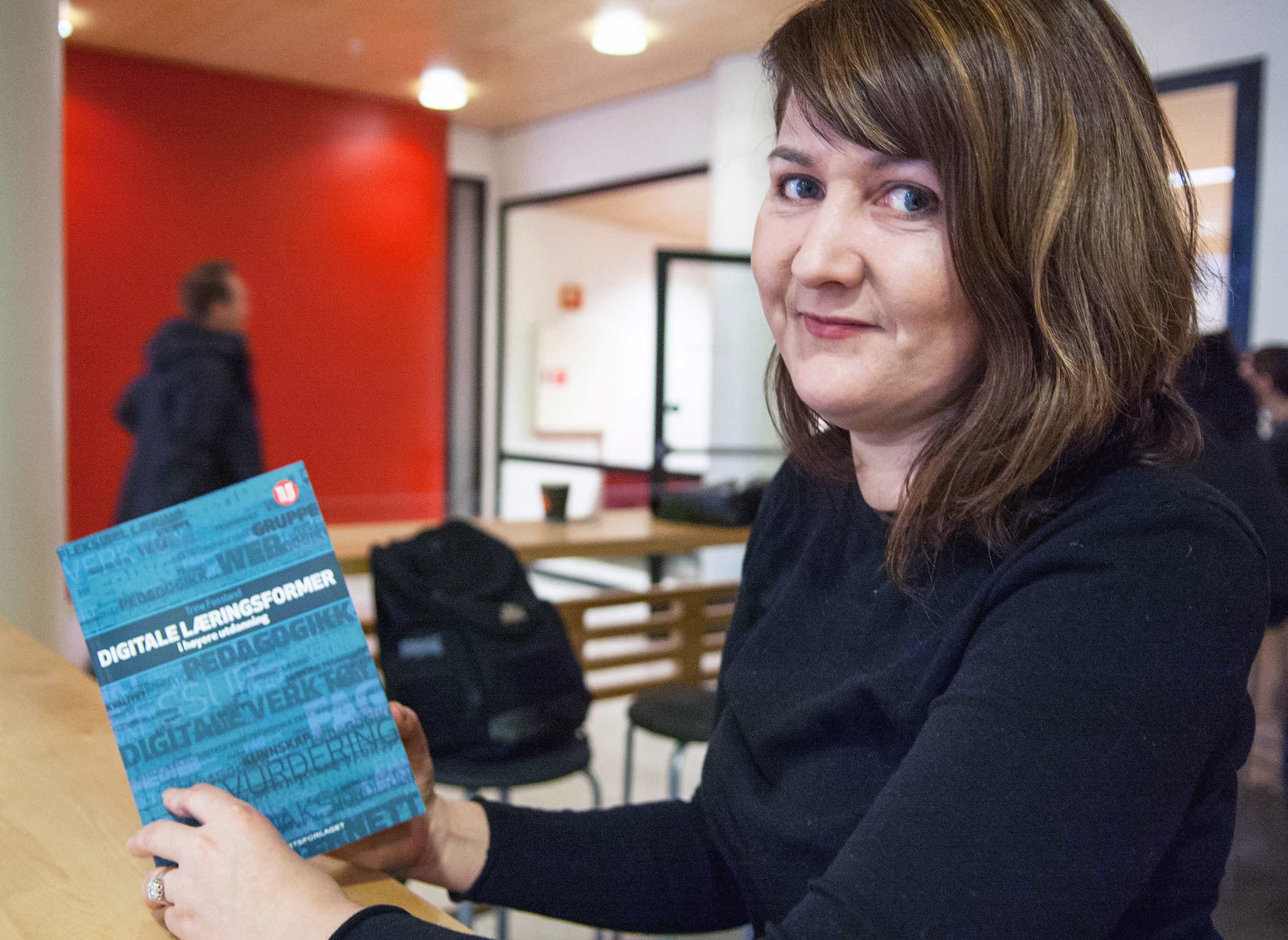 Trine Fossland gir i sin nye bok eksempler på hvordan undervisere i høyere utdanning kan bruke digitale læringsformer i sin praksis. Foto: Karine Nigar Aarskog